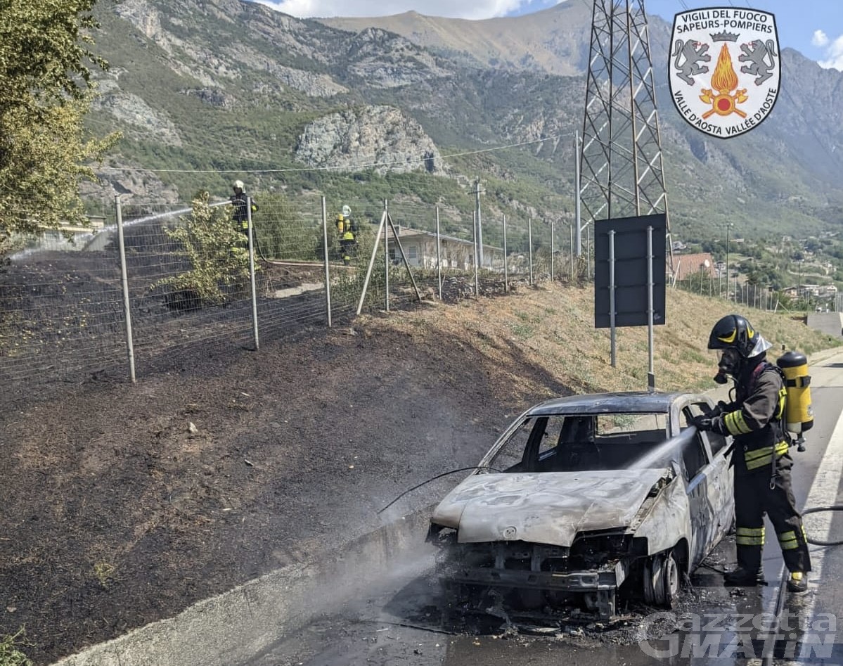 Auto in fiamme sull’A5: traffico bloccato in direzione nord Auto in fiamme sull’A5: traffico bloccato in direzione nord