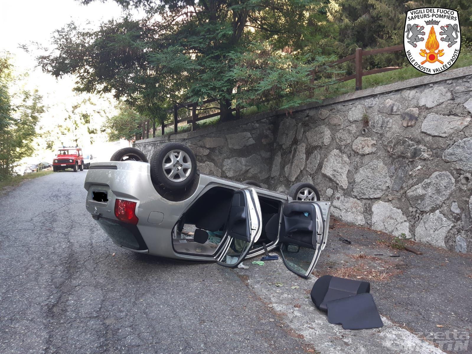 La Salle, auto sfonda una staccionata e precipita: un ferito La Salle, auto sfonda una staccionata e precipita: un ferito