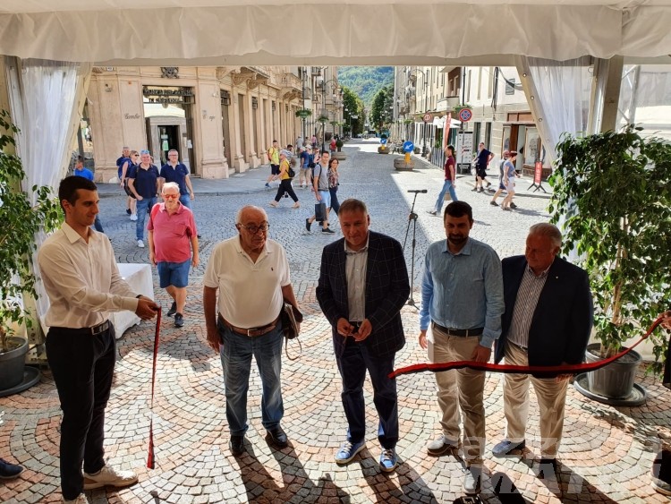 Taglio del nastro per Aosta in Festa e Commercianti in Festa Taglio del nastro per Aosta in Festa e Commercianti in Festa
