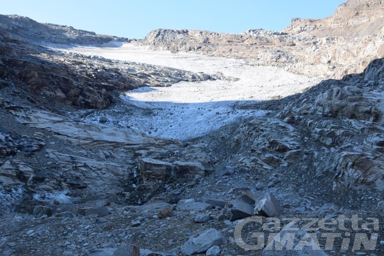 Cambiamenti climatici, il ghiacciaio del Grand Etrèt fonde 6 cm al giorno Cambiamenti climatici, il ghiacciaio del Grand Etrèt fonde 6 cm al giorno