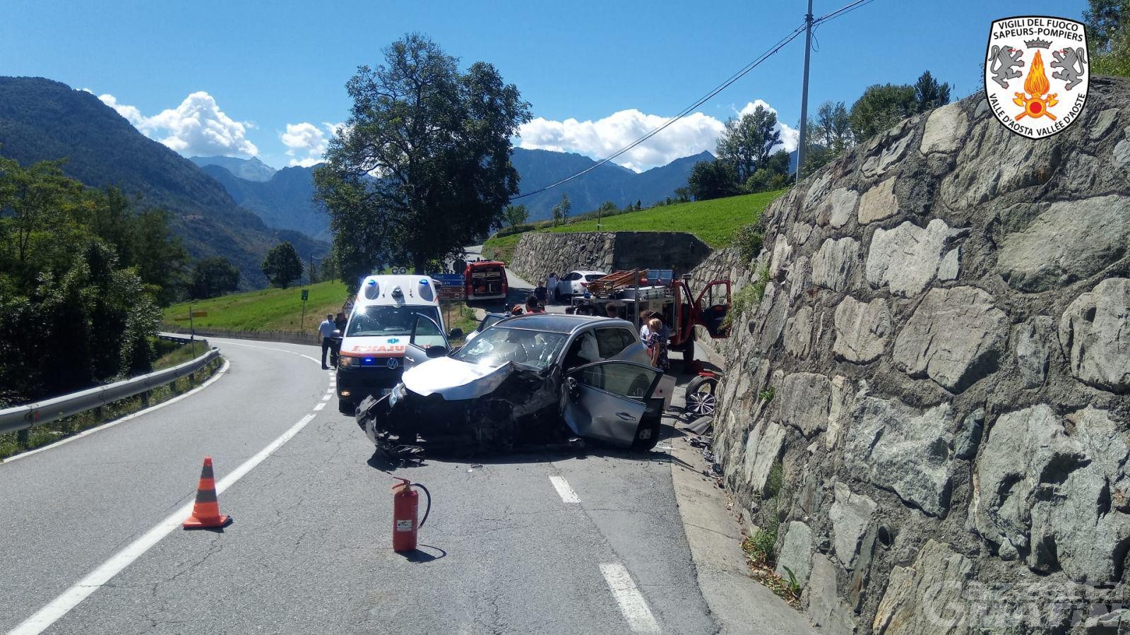 Schianto sulla SR45 a Challand-Saint-Victor: automobilista finisce in Pronto soccorso Schianto sulla SR45 a Challand-Saint-Victor: automobilista finisce in Pronto soccorso