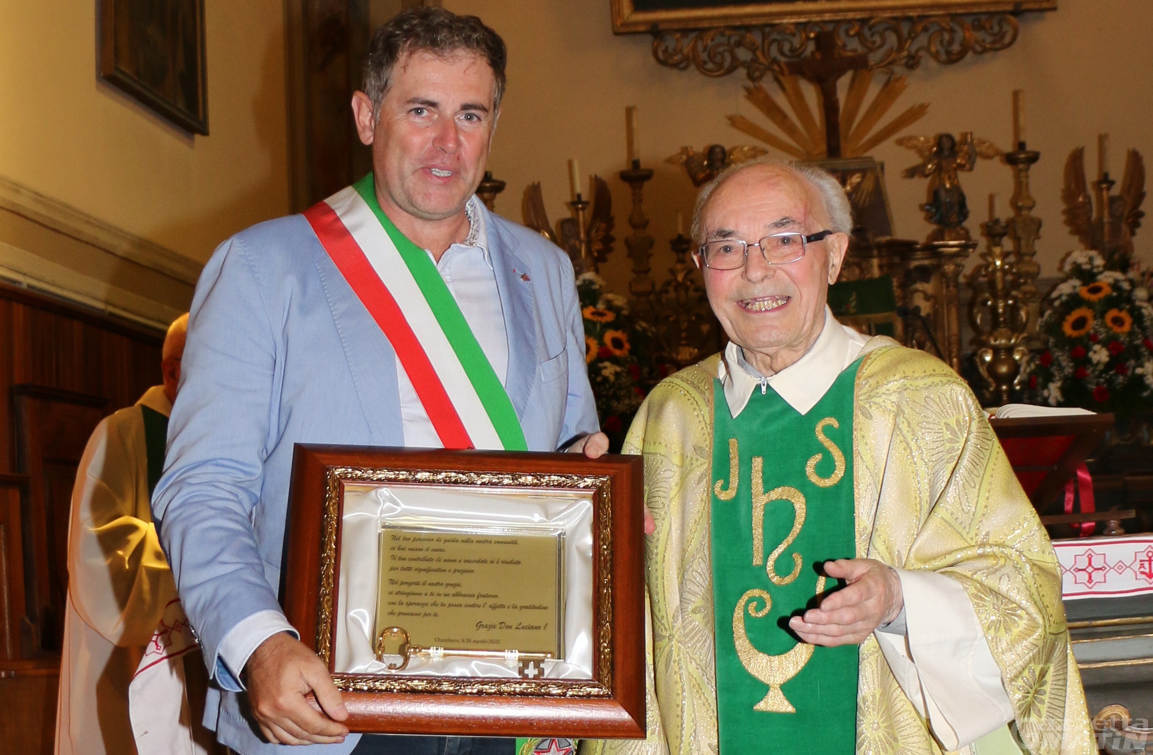Chambave:  don Luciano Perron va in pensione e i parrocchiani lo ringraziano per i 55 anni di ministero