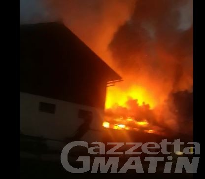 Fénis: maneggio in fiamme, animali tutti in salvo Fénis: maneggio in fiamme, animali tutti in salvo