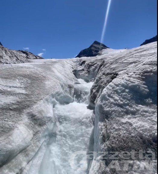 Montagna: per il caldo torrido si forma un torrente sul ghiacciaio Teodulo