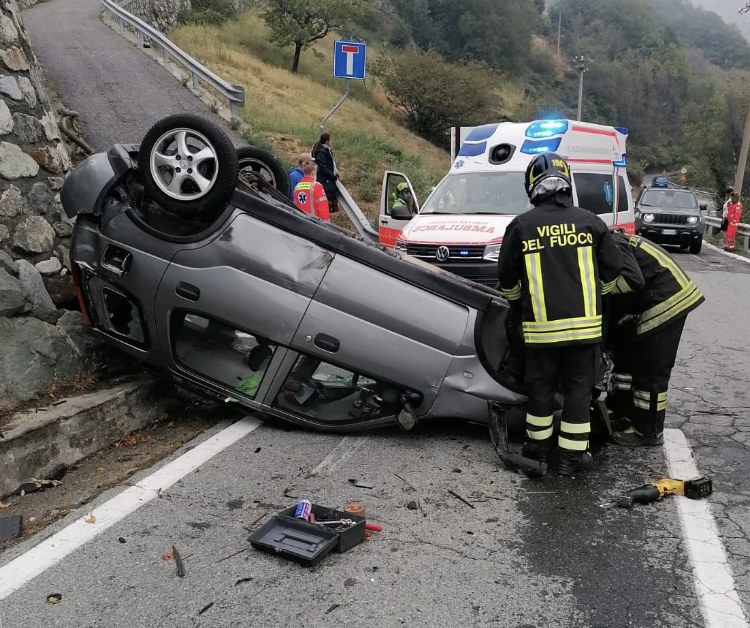 Incidente a Challland-Saint-Victor: auto si ribalta