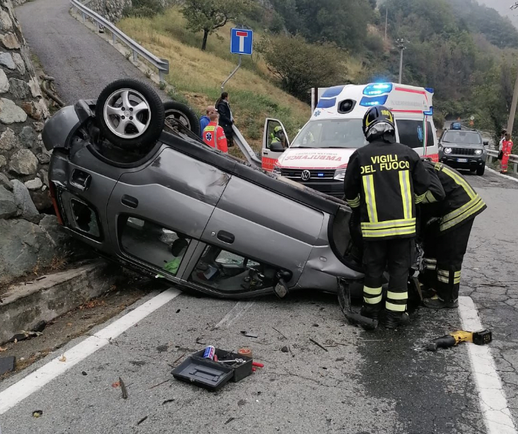 Incidente a Challand-Saint-Victor: auto si ribalta Incidente a Challand-Saint-Victor: auto si ribalta