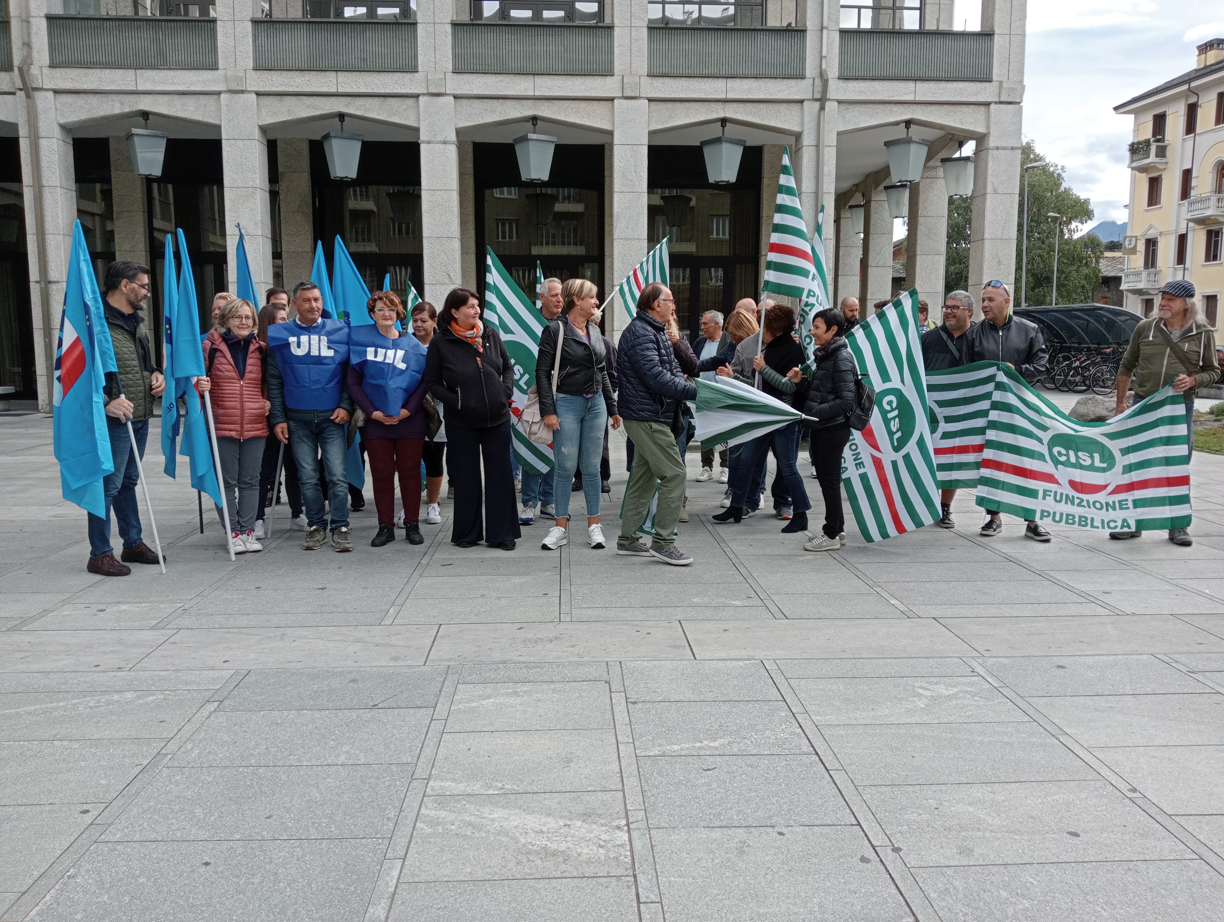 Comparto unico: Cisl e Uil protestano davanti a Palazzo per il mancato rinnovo del contratto