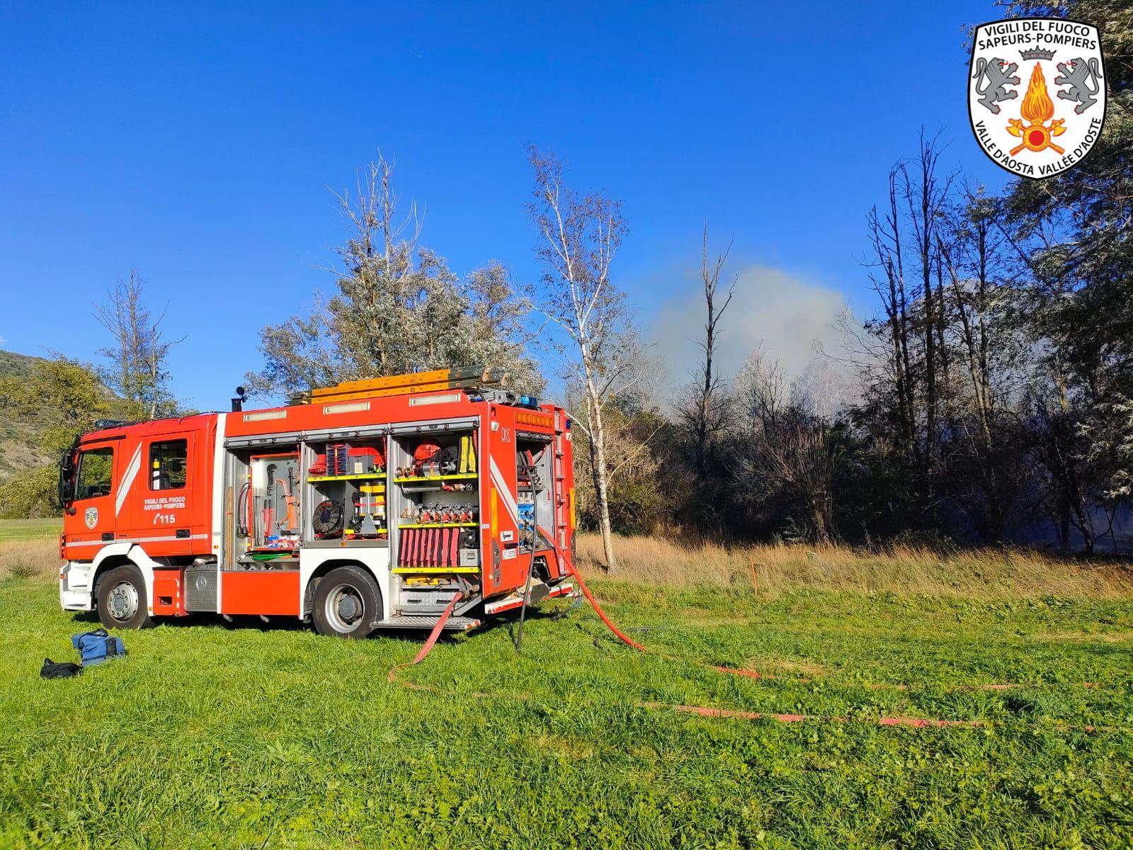Incendio a Brissogne: vigili del fuoco al lavoro Incendio a Brissogne: vigili del fuoco al lavoro