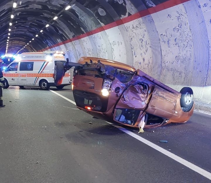 Incidente ad Arvier, un’auto si ribalta: due feriti