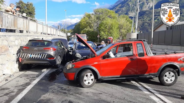 Incidenti stradali: scontro tra tre auto ad Aosta in via Roma