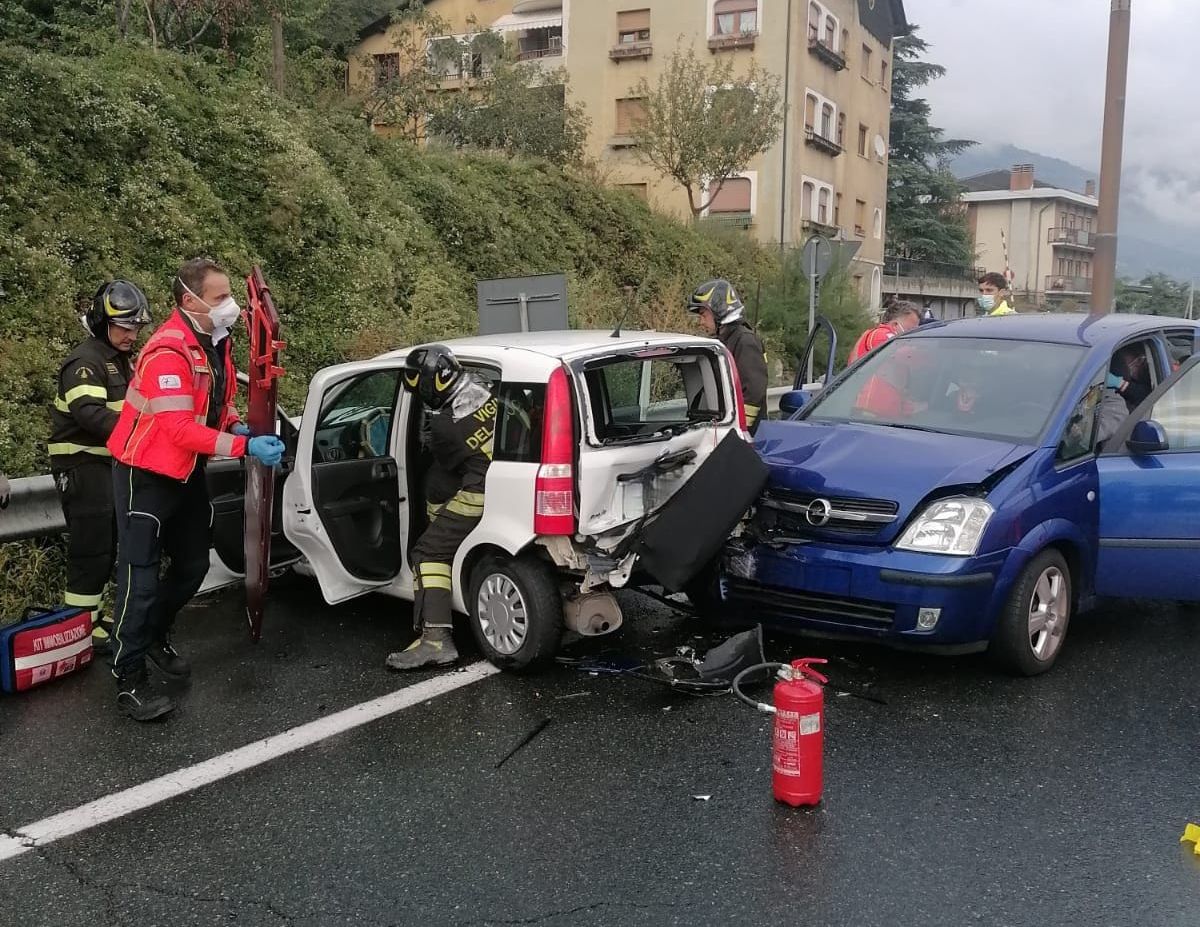 Schianto sulla SS26 ad Aosta: tre feriti Schianto sulla SS26 ad Aosta: tre feriti