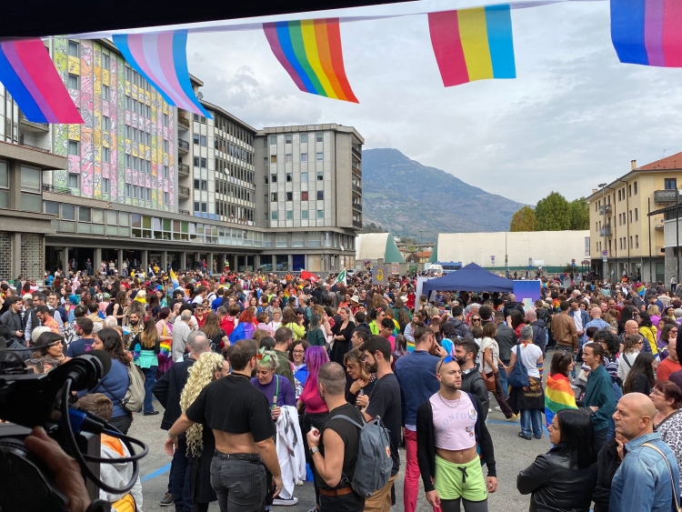 Aosta Pride: oltre duemila partecipanti alla prima storica parata