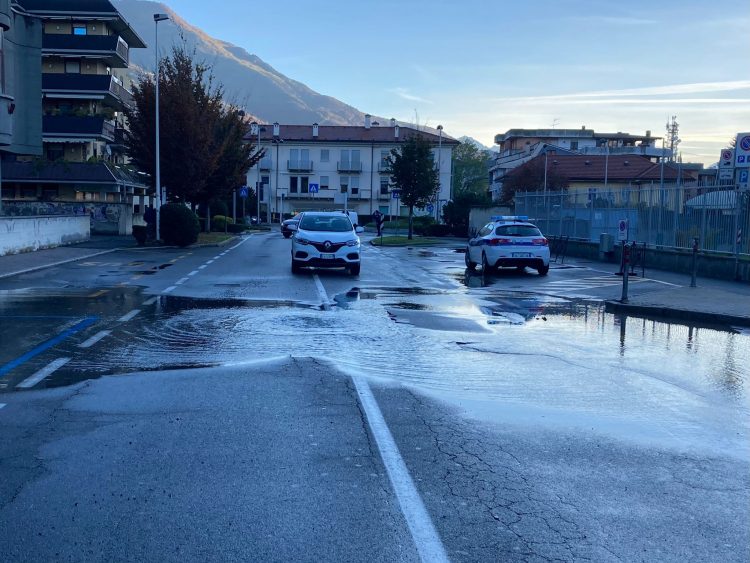 Aosta: guasto alla rete idrica, chiuse via Torino e tratto di via Festaz