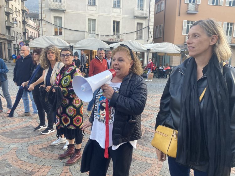 «Donna, vita e libertà», un flash mob a sostegno delle donne iraniane ad Aosta