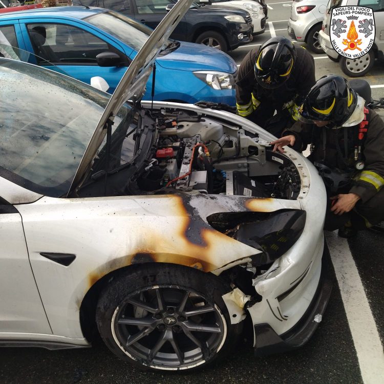 Châtillon: va a fuoco un’auto elettrica, nessun ferito