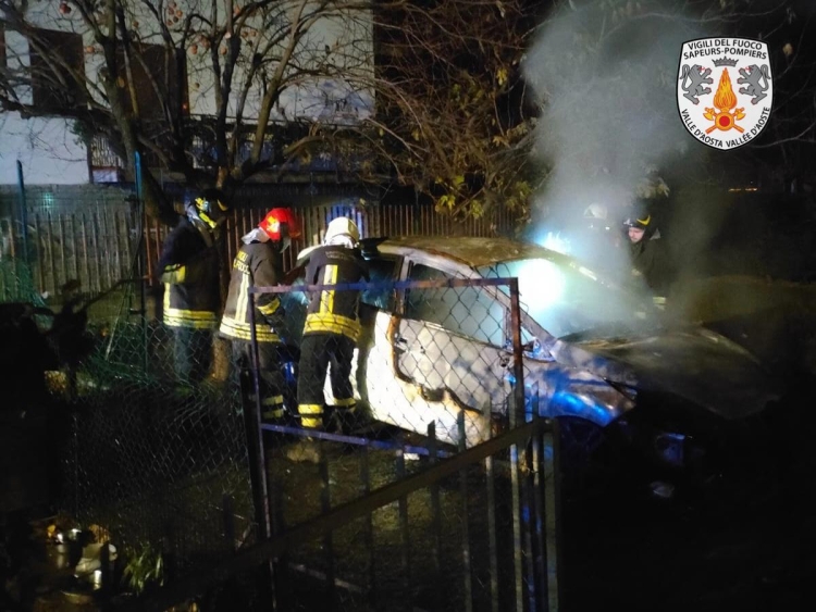 Arnad: auto in fiamme, nessuna persona coinvolta Arnad: auto in fiamme, nessuna persona coinvolta