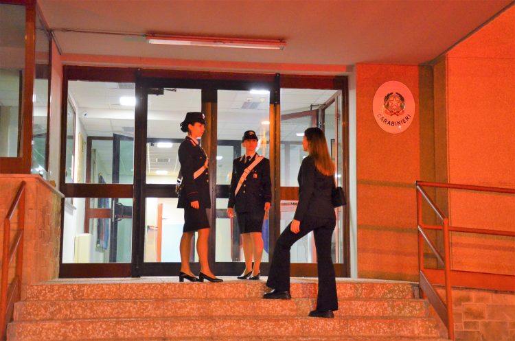 Violenza contro le donne: la caserma dei Carabinieri di Aosta si illumina di arancione nella Giornata Internazionale