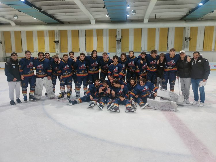 Hockey: gli Aosta Gladiators Under 17 faticano, poi si sbarazzano dei Valpellice Bulldogs