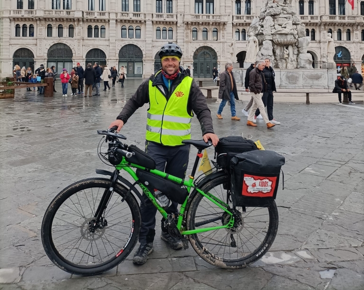 La bici della libertà, ‘Delfo’ è arrivato a Trieste dopo 1000 km su due ruote
