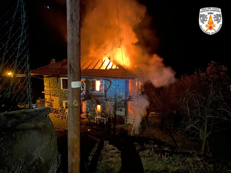 Incendio a Challand-Saint-Victor: donna estratta dalle fiamme e ricoverata