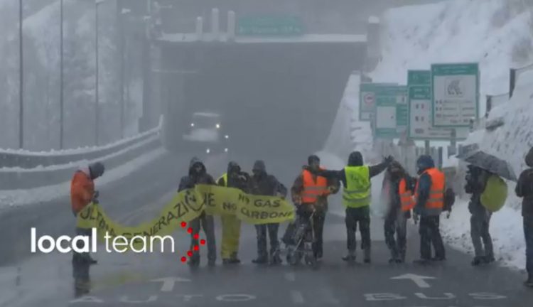 Traforo del Monte Bianco: attivisti di Ultima generazione bloccano il traffico