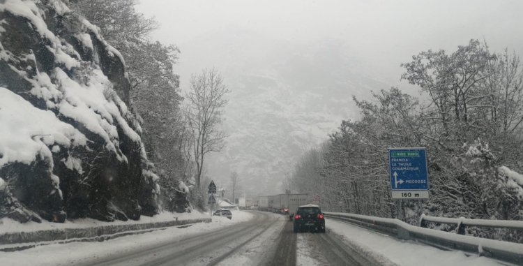 Maltempo, Tir di traverso in Statale e autostrada: alta Valle bloccata