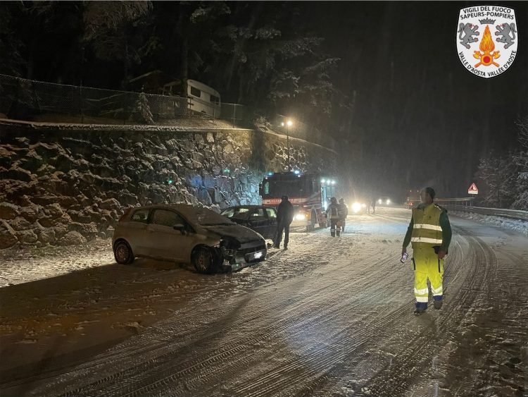 Pré-Saint-Didier: scontro tra due auto, tre persone in pronto soccorso