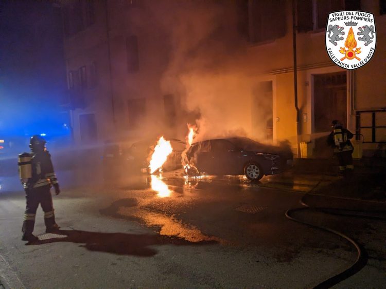 Châtillon: 3 auto in fiamme nella notte