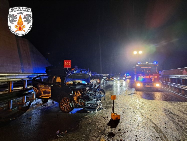 Chatillon: scontro tra 4 auto, chiusa l’autostrada, 2 feriti