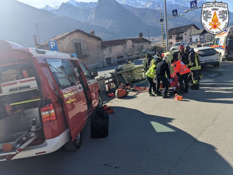 Verrayes: auto si ribalta, squadra taglio VVF estrae donna dalle lamiere