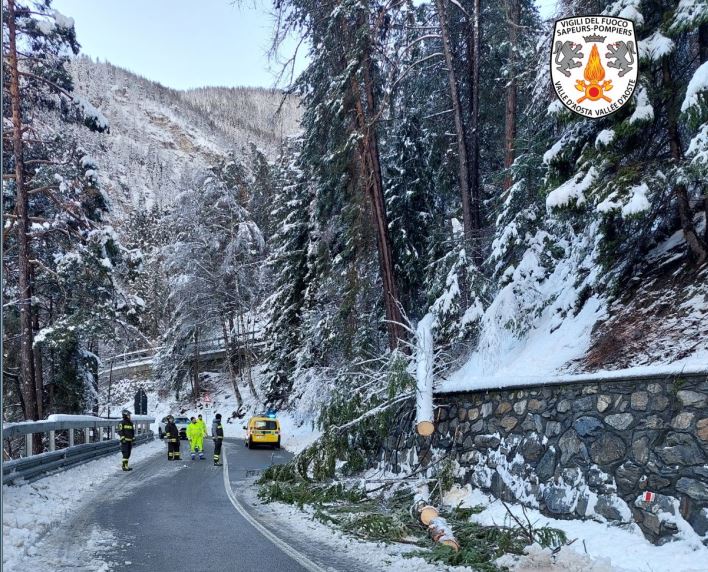 Pré-Saint-Didier: taglio alberi caduti su strada statale per peso neve