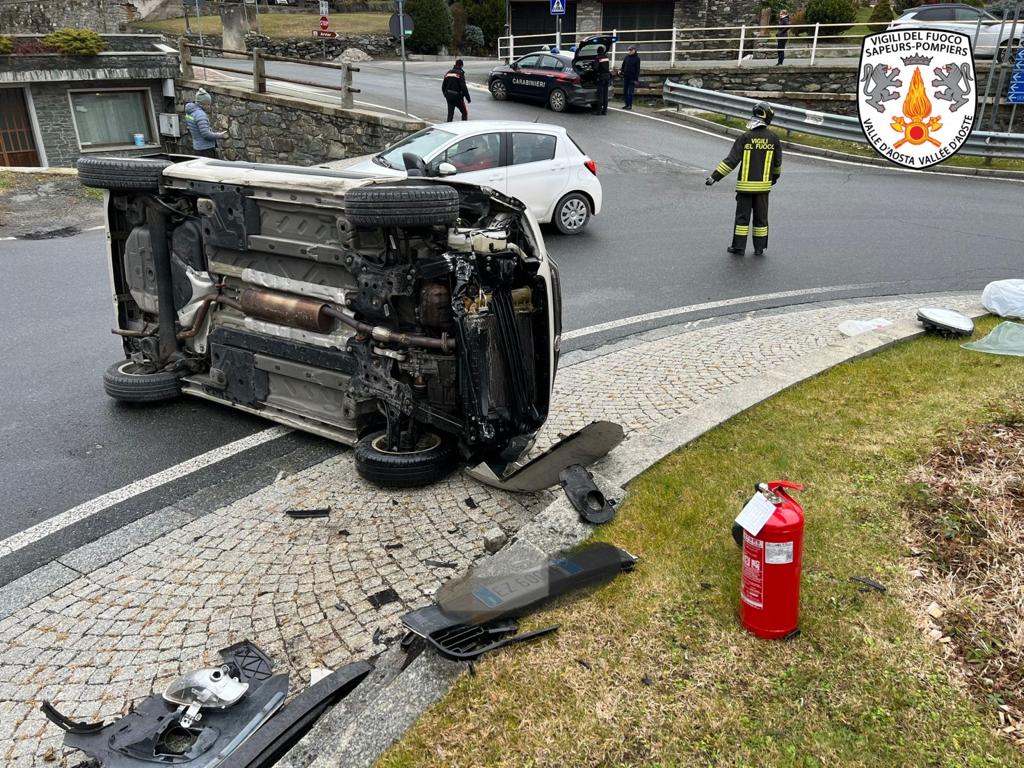 Arvier: auto si ribalta sulla rotonda, donna in ospedale