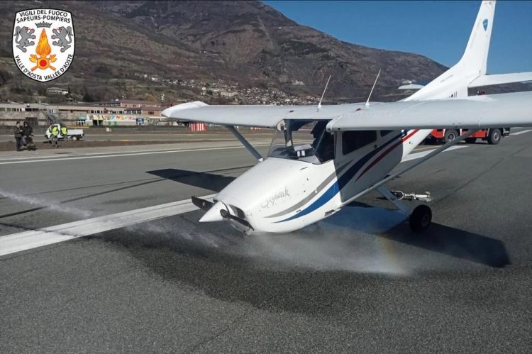 Aereo impatta al suolo in atterraggio: danni al velivolo, ma passeggeri incolumi