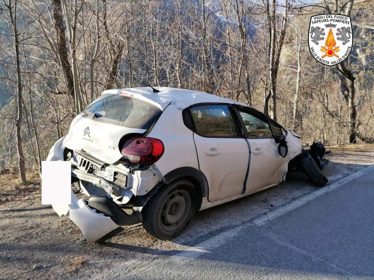 Auto si ribalta a Nus: traffico bloccato, ma passeggeri illesi