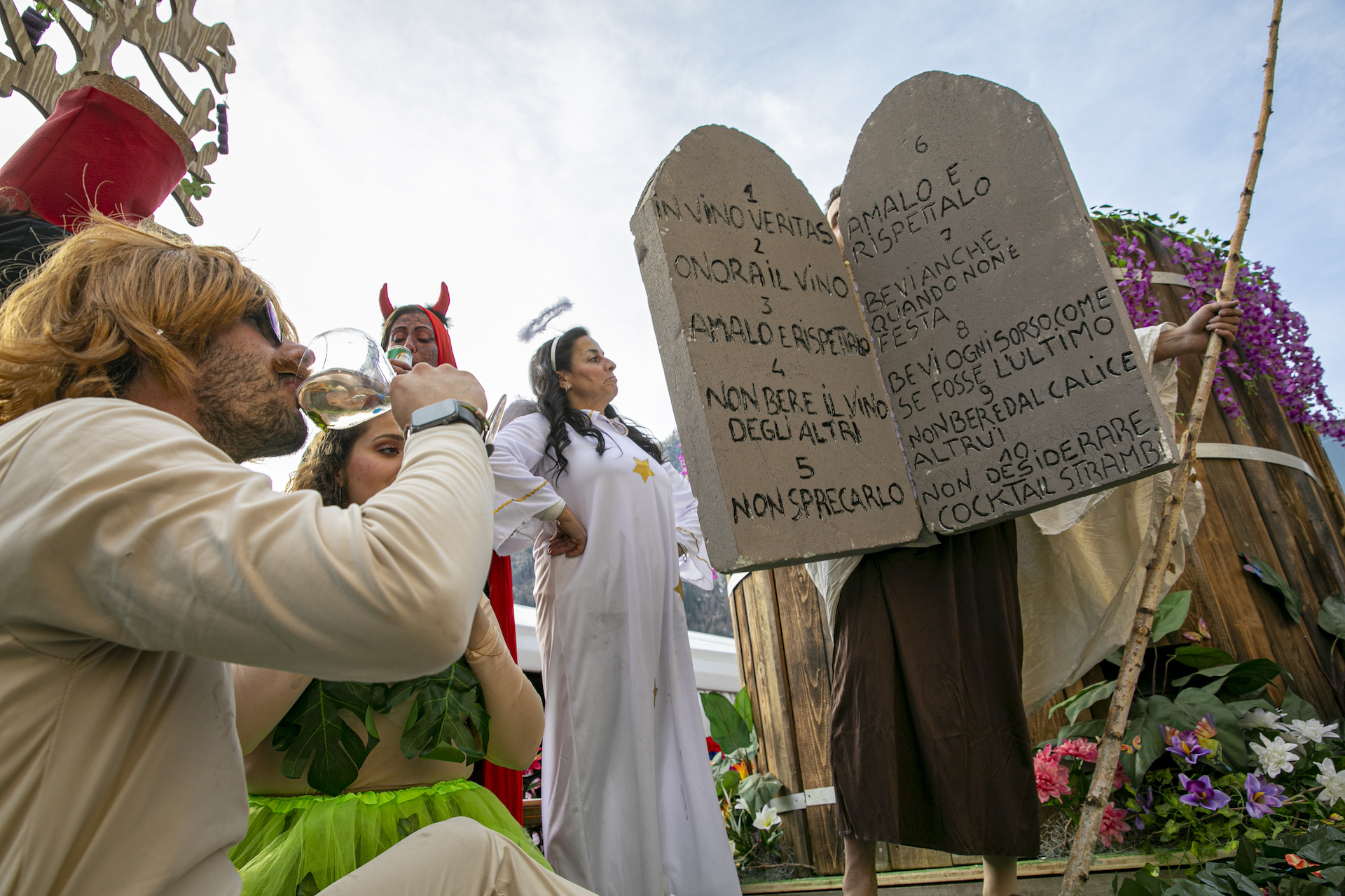 Courmayeur: Il Vino divino è il carro vincitore del carnevale 2023 Courmayeur: Il Vino divino è il carro vincitore del carnevale 2023