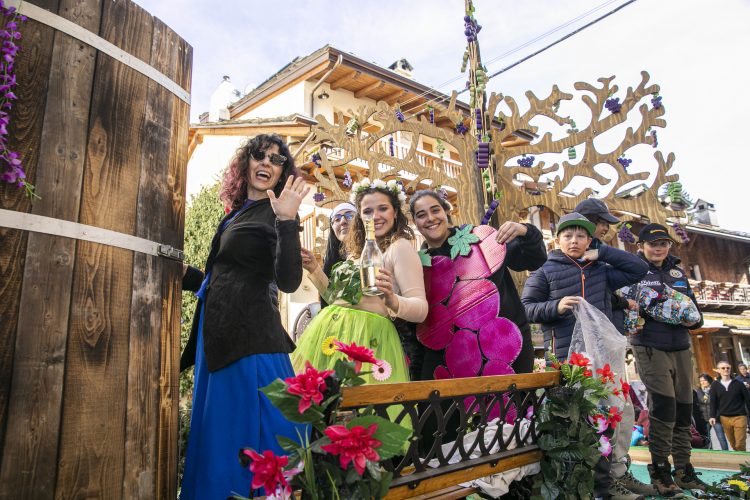 Courmayeur: Il Vino divino è il carro vincitore del carnevale 2023