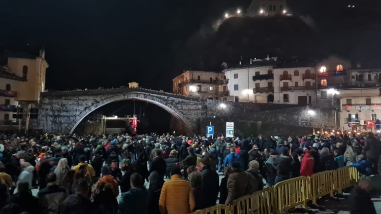 Pont-Saint-Martin: oltre 4 mila persone per il rogo del Diavolo e i fuochi