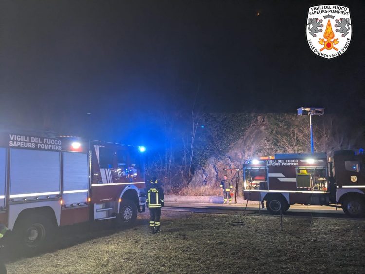 Incendio ad Arnad: complesso intervento per spegnere le fiamme