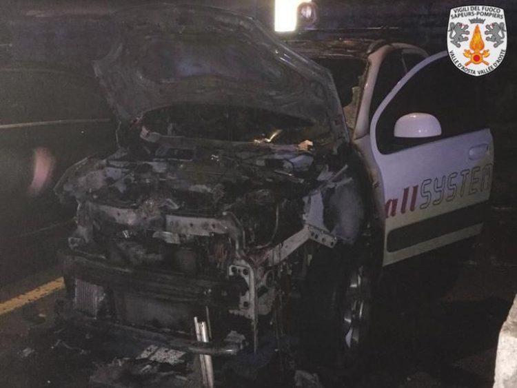 Courmayeur: auto della vigilanza in fiamme, nessun ferito