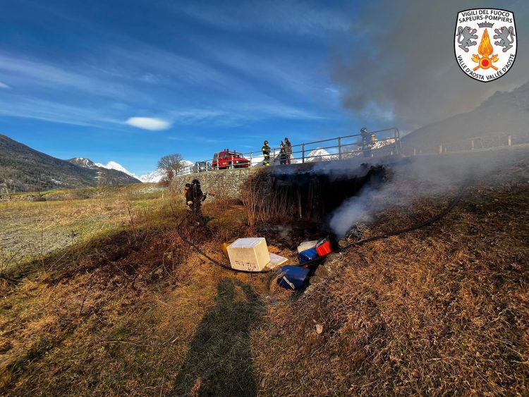 La Salle: in fiamme una baracca di legno, intervento di Vigili del Fuoco e Corpo Forestale
