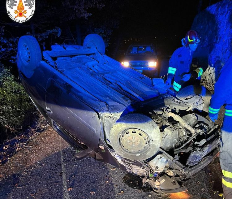 Auto si ribalta a Verrayes: ferito 18enne valdostano