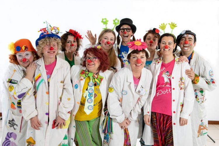 Attenzione alle truffe! Falsi medici clown davanti all’ospedale Parini