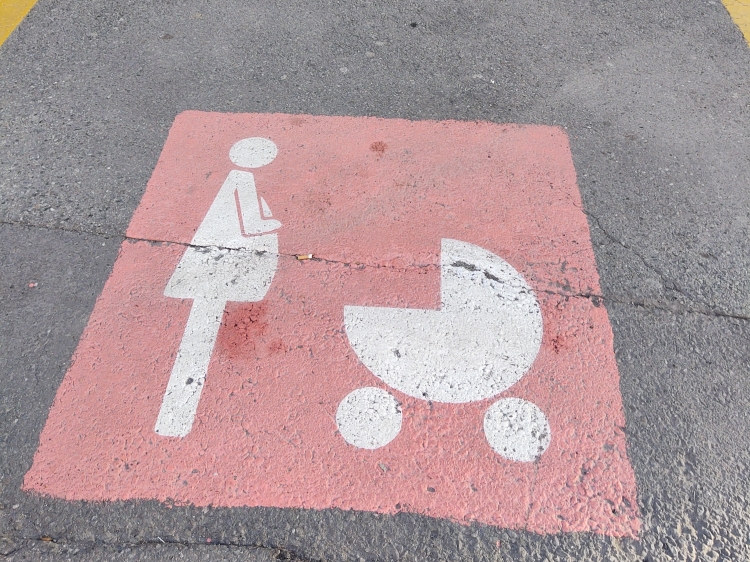 Aosta: stalli rosa, via alla richiesta dei permessi per parcheggiare