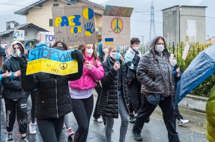 Un anno di guerra in Ucraina: un conflitto che sembra più lontano