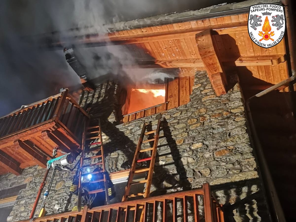 Saint-Christophe: incendio in abitazione domato dopo una notte intera di lavoro