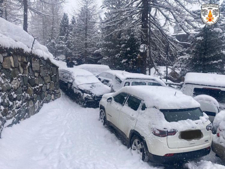 Nevicata a Breuil Cervinia: spettacolare carambola tra 10 auto