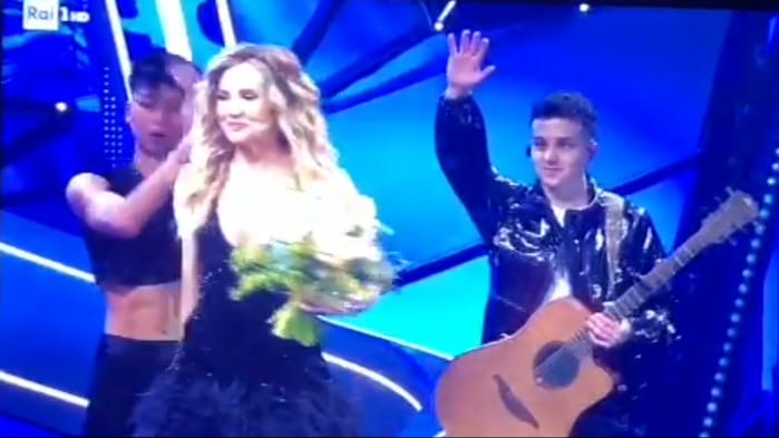 Sanremo: la notte vola per Jvli, sul palco con Olly e Lorella Cuccarini Sanremo: la notte vola per Jvli, sul palco con Olly e Lorella Cuccarini