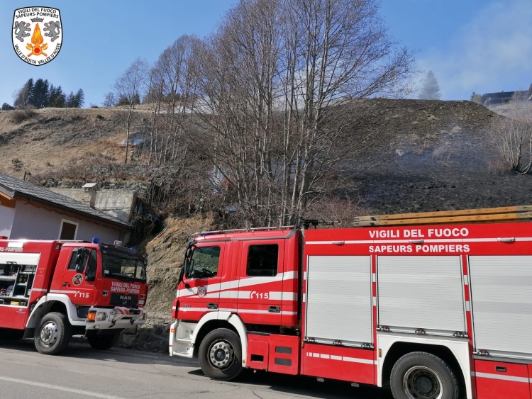 Incendio ad Ayas: operazioni di spegnimento rese difficili dal forte vento