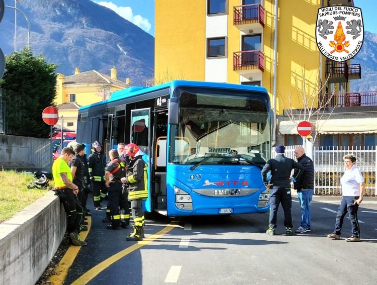 Schiacciato tra la porta dell’autobus e un muro: autista morto a Verrès