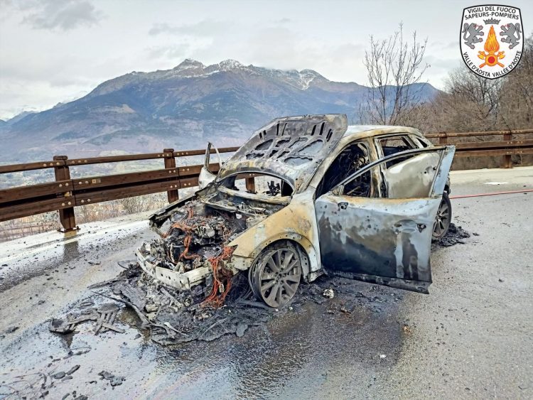 Auto in fiamme a Charvensod: nessuna conseguenza per il conducente